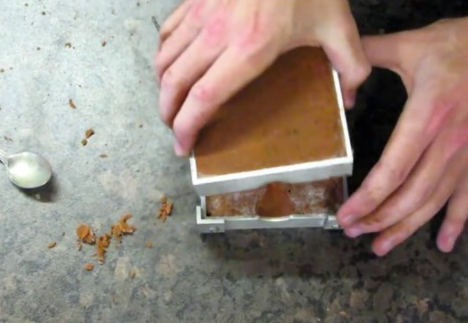 Foto - Metal parçalarından muhteşem yüzükler tasarlıyor!