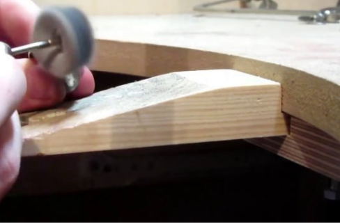 Foto - Metal parçalarından muhteşem yüzükler tasarlıyor!