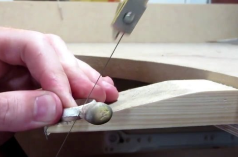 Foto - Metal parçalarından muhteşem yüzükler tasarlıyor!