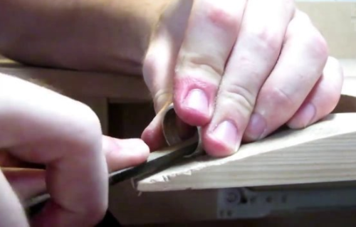 Foto - Metal parçalarından muhteşem yüzükler tasarlıyor!