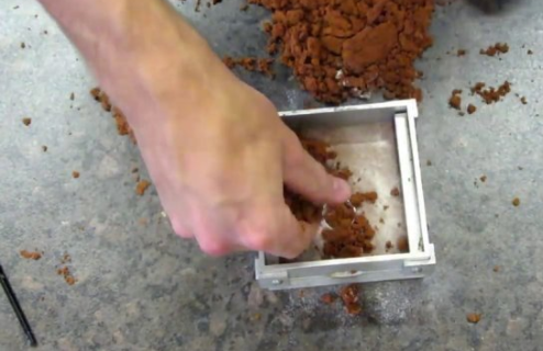 Foto - Metal parçalarından muhteşem yüzükler tasarlıyor!