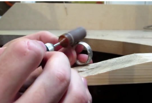 Foto - Metal parçalarından muhteşem yüzükler tasarlıyor!