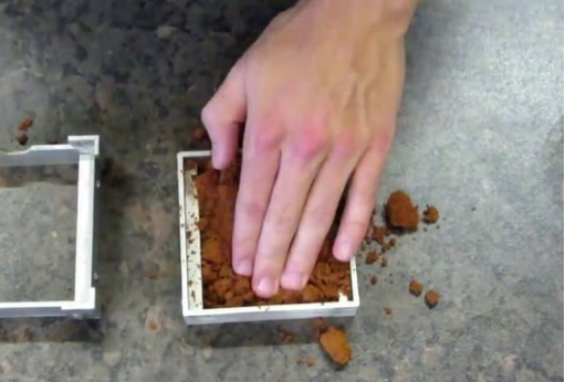 Foto - Metal parçalarından muhteşem yüzükler tasarlıyor!