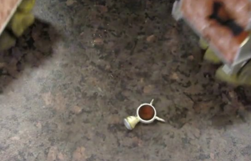 Foto - Metal parçalarından muhteşem yüzükler tasarlıyor!