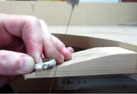 Foto - Metal parçalarından muhteşem yüzükler tasarlıyor!