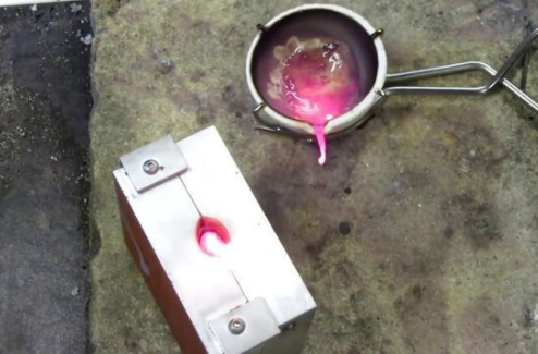 Foto - Metal parçalarından muhteşem yüzükler tasarlıyor!