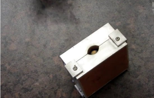 Foto - Metal parçalarından muhteşem yüzükler tasarlıyor!