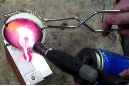 Foto - Metal parçalarından muhteşem yüzükler tasarlıyor!