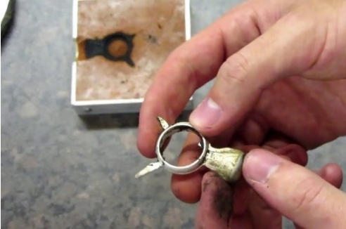 Foto - Metal parçalarından muhteşem yüzükler tasarlıyor!