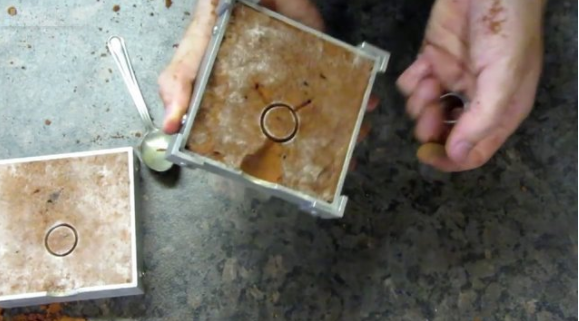 Foto - Metal parçalarından muhteşem yüzükler tasarlıyor!