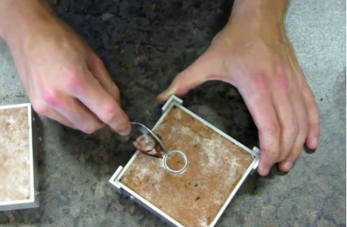 Foto - Metal parçalarından muhteşem yüzükler tasarlıyor!