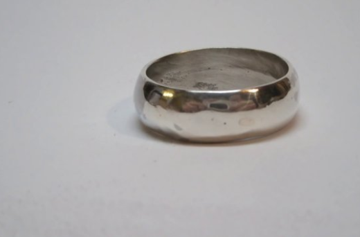 Foto - Metal parçalarından muhteşem yüzükler tasarlıyor!