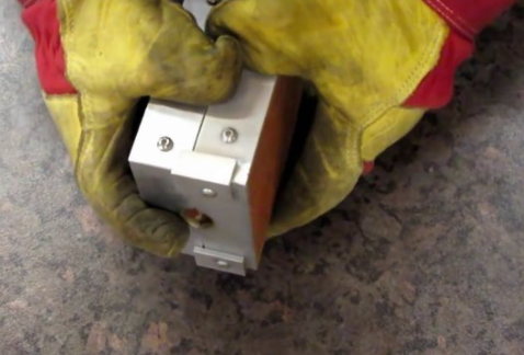 Foto - Metal parçalarından muhteşem yüzükler tasarlıyor!