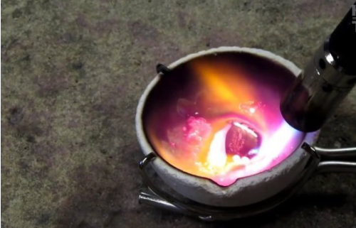 Foto - Metal parçalarından muhteşem yüzükler tasarlıyor!