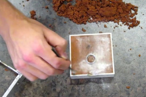 Foto - Metal parçalarından muhteşem yüzükler tasarlıyor!