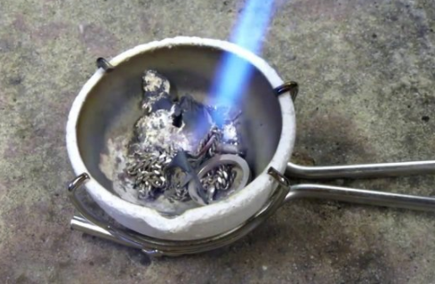 Foto - Metal parçalarından muhteşem yüzükler tasarlıyor!