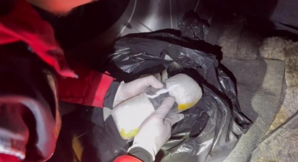 Foto - Metamfetamin dolu araç yakalandı 