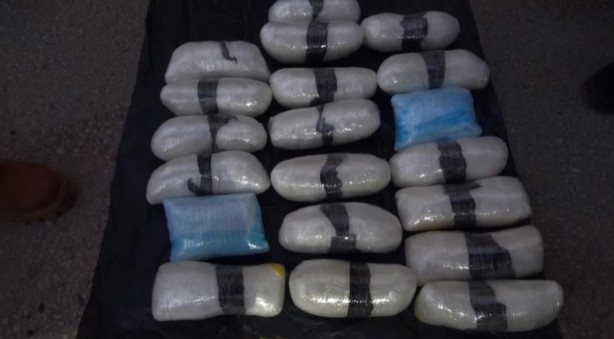 Metamfetamin dolu araç yakalandı 