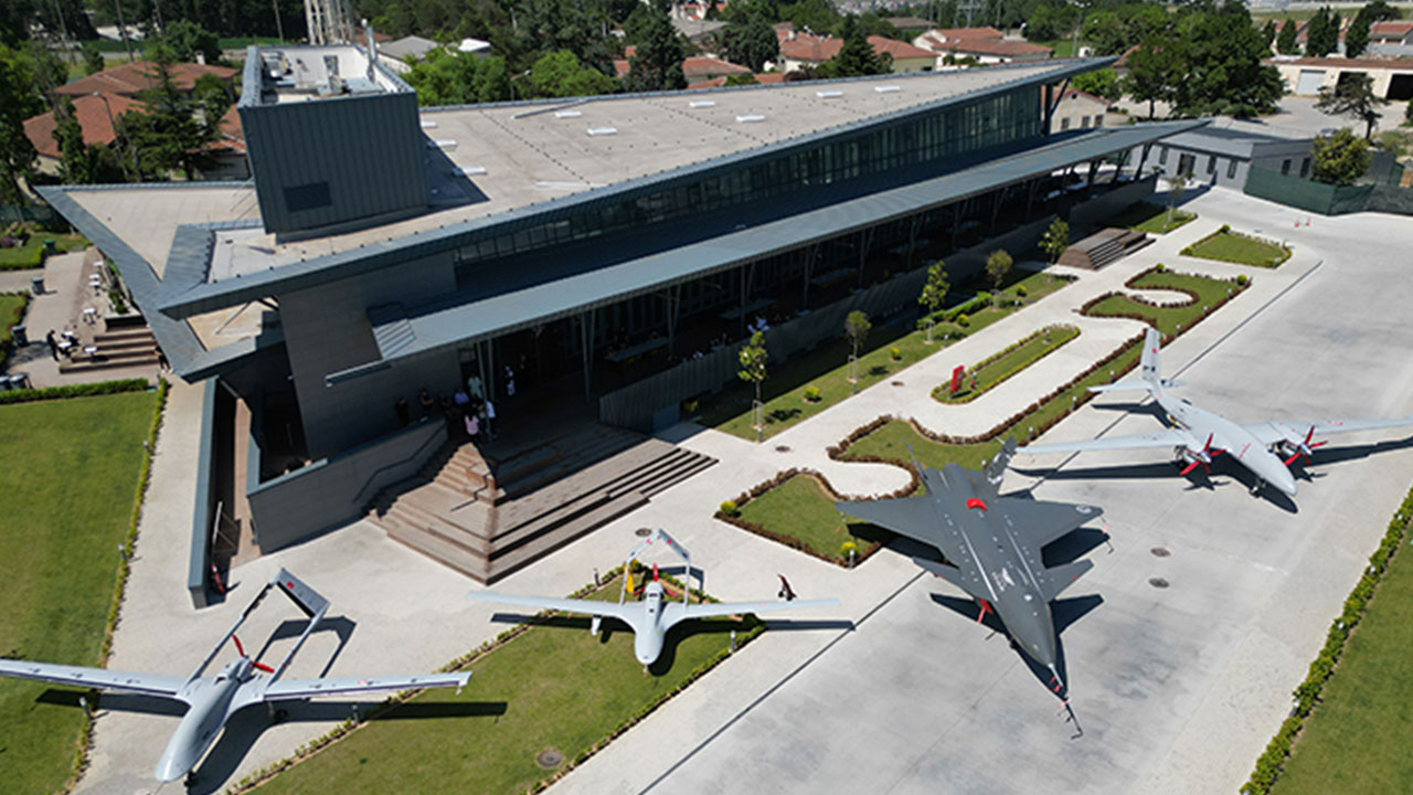 Foto - Mete Yarar'dan Baykar ile ilgili ders niteliğinde sözler: Aldıkları muhtemelen savunma değil oyuncak fabrikasıdır 