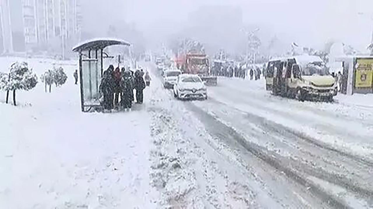 Foto - Meteoroloji uyardı! Yola çıkacaklar dikkat: Göz gözü görmeyecek, kar kalınlığı 15 santimi bulacak