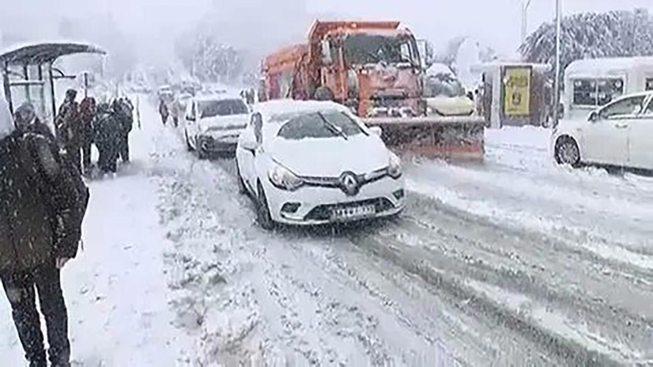 Foto - Meteoroloji uyardı! Yola çıkacaklar dikkat: Göz gözü görmeyecek, kar kalınlığı 15 santimi bulacak