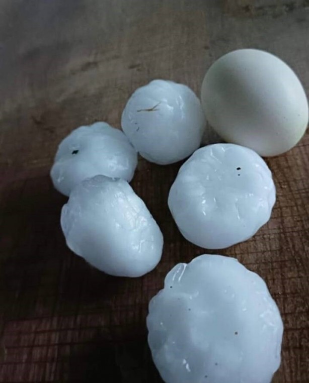 Meteorolojinin uyarılarının ardından yağışlar başladı! Sivas'ta ceviz büyüklüğünde dolu yağdı... Kabus yaşandı