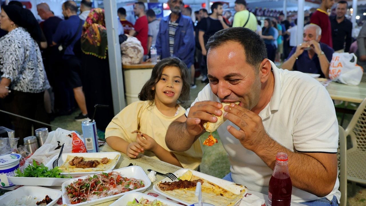 Foto - Metrelerce kuyruk oluştu! Adana’da kebap dumanı gökyüzünü kapladı