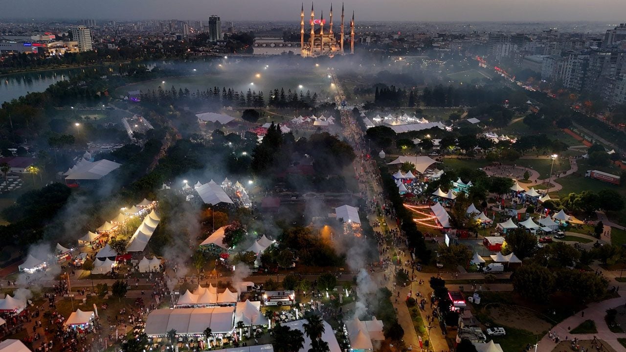 Foto - Metrelerce kuyruk oluştu! Adana’da kebap dumanı gökyüzünü kapladı