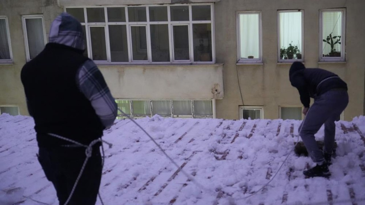 Metrelerce yükseklikte zorlu kış mesaisi