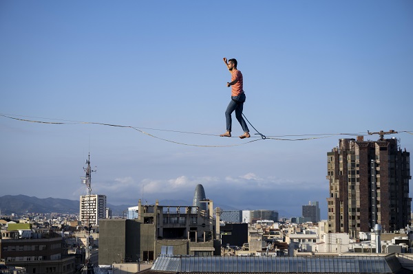 Foto - Metrelerce yüksekte ip üzerinde yürüdü
