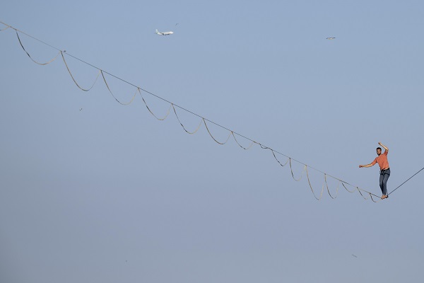 Metrelerce yüksekte ip üzerinde yürüdü