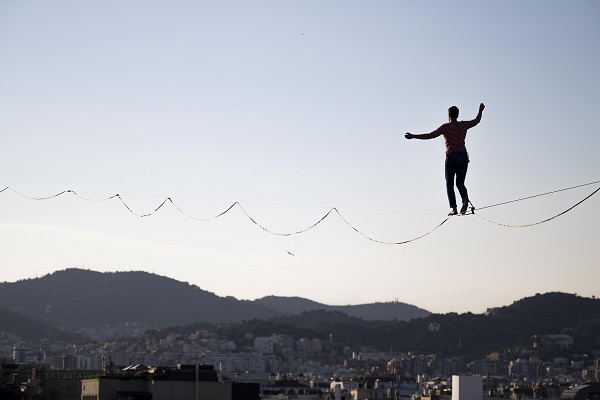Foto - Metrelerce yüksekte ip üzerinde yürüdü