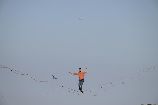 Foto - Metrelerce yüksekte ip üzerinde yürüdü