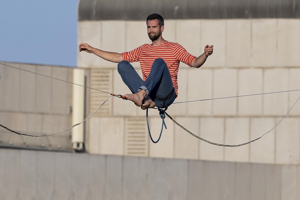 Foto - Metrelerce yüksekte ip üzerinde yürüdü