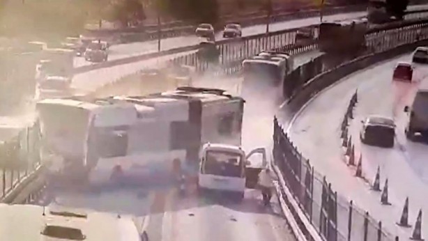Foto - Metrobüs felaketi göz göre göre gelmiş! 2 Mayıs'ta yapılan paylaşım isyan ettirdi