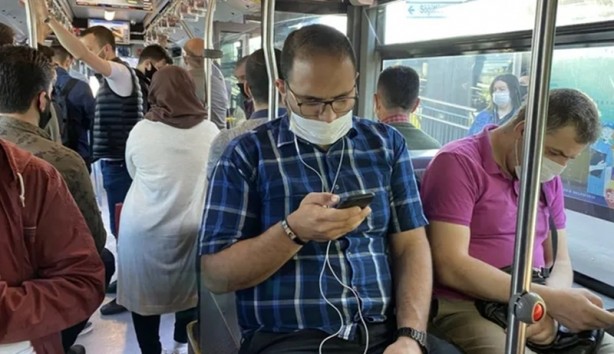 Foto - Metrobüs ve duraklarda sosyal mesafe hiçe sayıldı