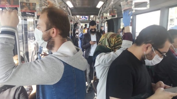 Metrobüs ve duraklarda sosyal mesafe hiçe sayıldı