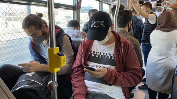 Foto - Metrobüs ve duraklarda sosyal mesafe hiçe sayıldı
