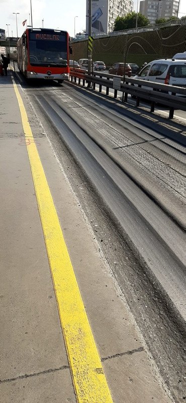 Foto - Metrobüs yolu eridi Ekrem İmamoğlu'na tepki yağdı: Memnun değiliz!
