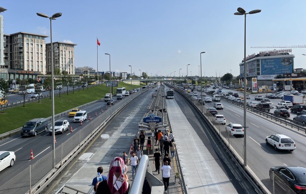 Foto - Metrobüse binecekler dikkat! Söğütlüçeşme yönü kapatıldı