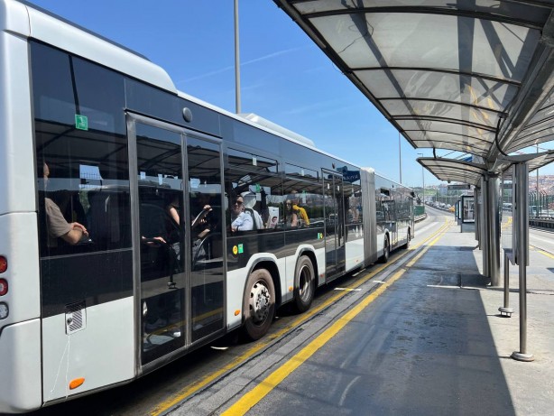 Foto - Metrobüste havasız ve nefessiz yolculuk