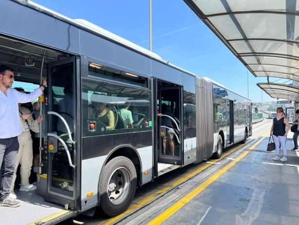 Foto - Metrobüste havasız ve nefessiz yolculuk