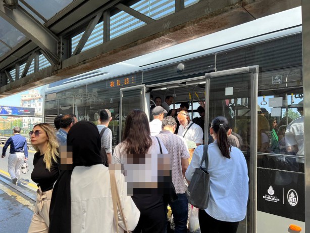 Foto - Metrobüste havasız ve nefessiz yolculuk
