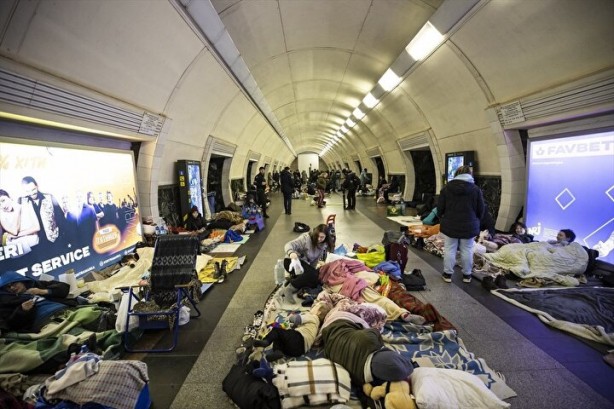 Foto - Metrolar Kiev'lilerin evleri oldu