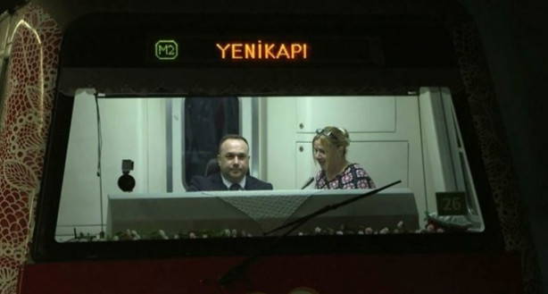 Foto - Metroya anne eli değdi!