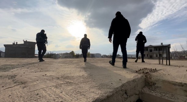 Foto - Metruk binalarda uyuşturucu içenler arandı!