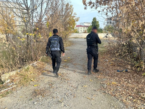 Foto - Metruk binalarda uyuşturucu içenler arandı!