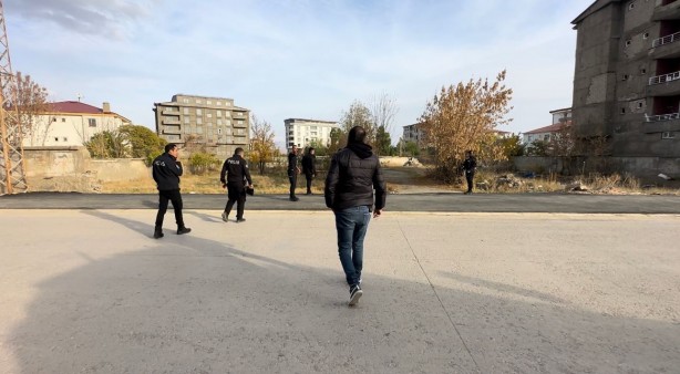 Foto - Metruk binalarda uyuşturucu içenler arandı!