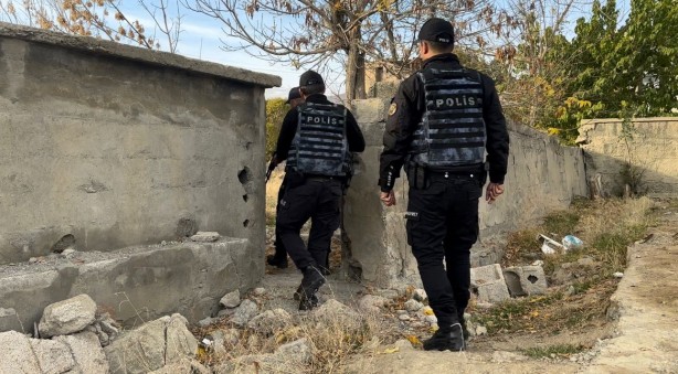 Foto - Metruk binalarda uyuşturucu içenler arandı!