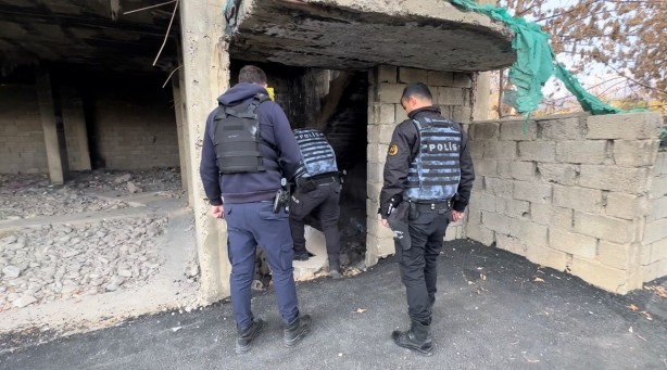 Foto - Metruk binalarda uyuşturucu içenler arandı!